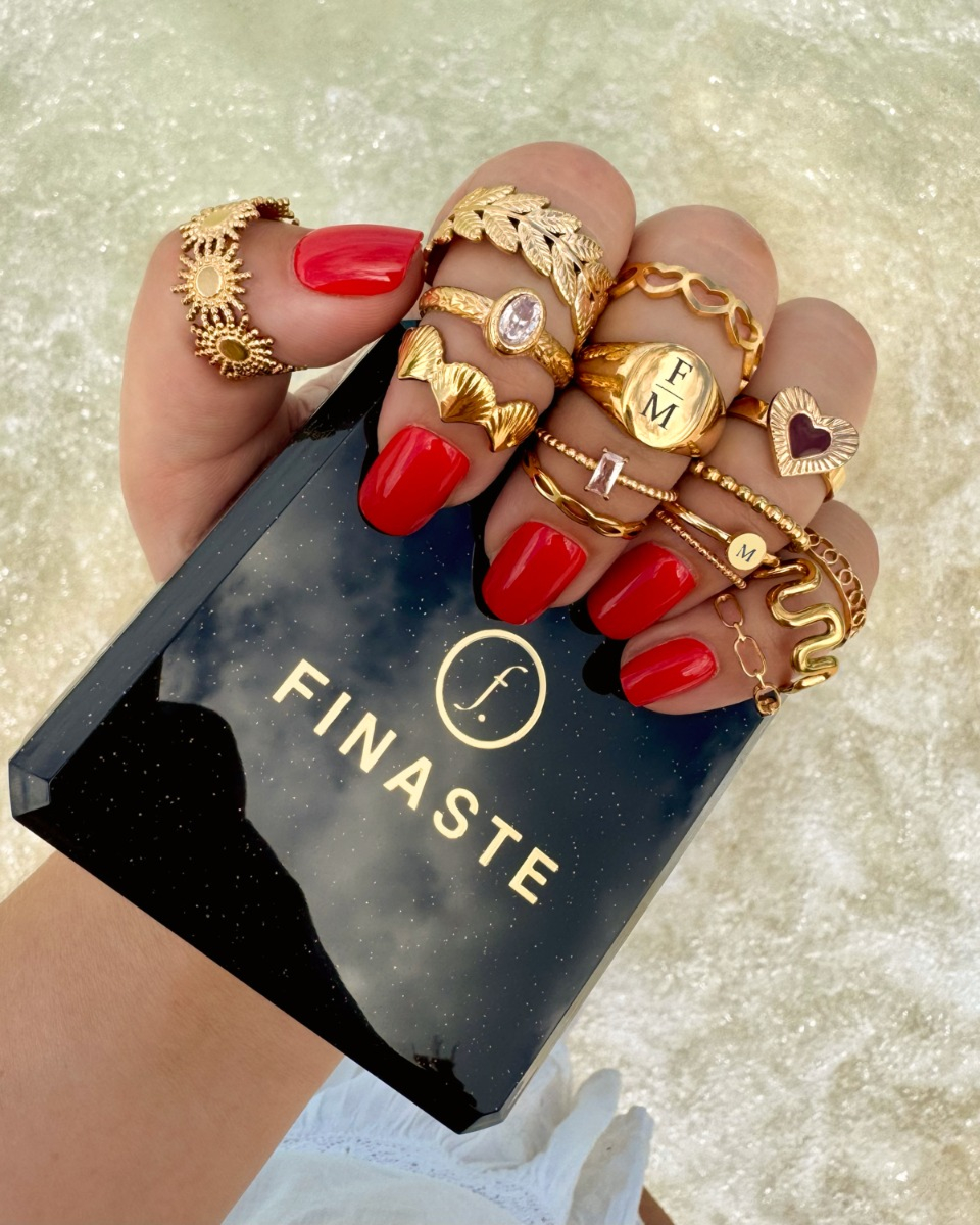 gouden ringen combinatie bij de zee met een sieradendoosje