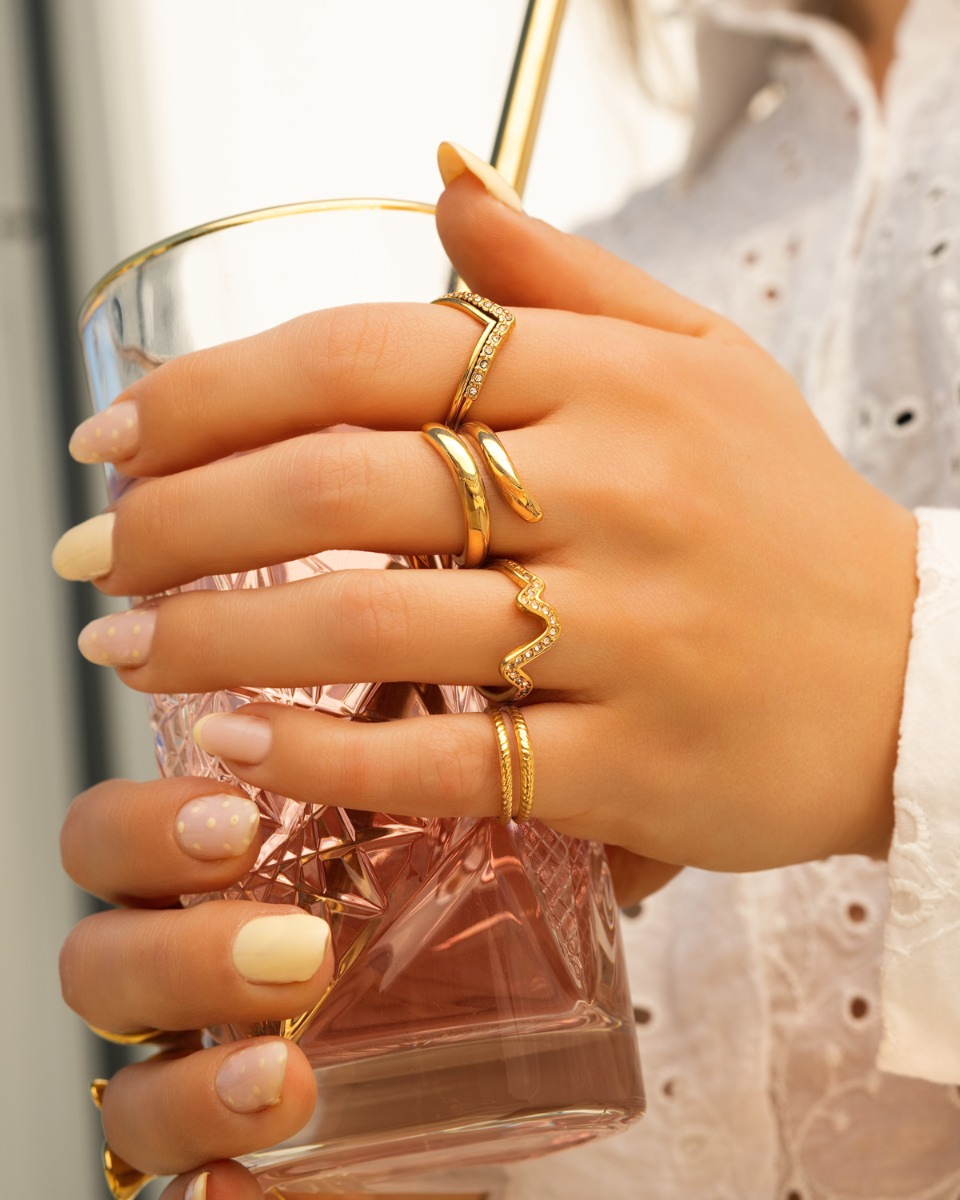Gouden ringparty met steentjes