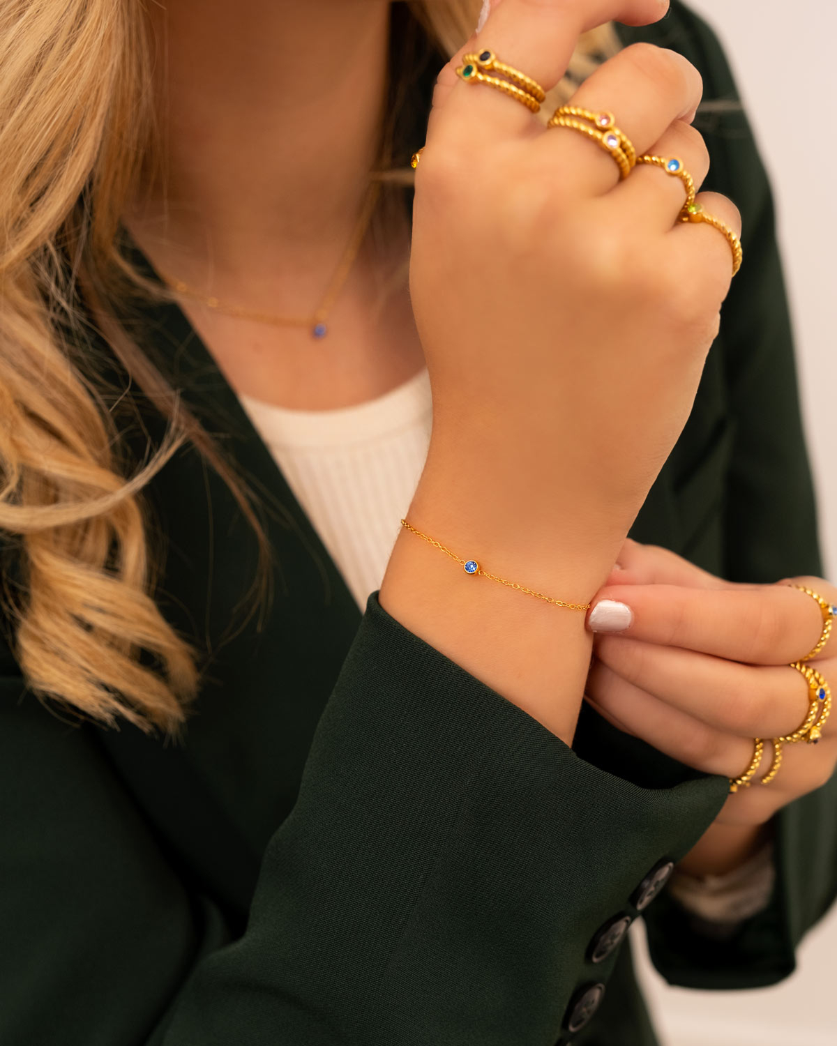 Gouden armband geboortesteen om pols bij model