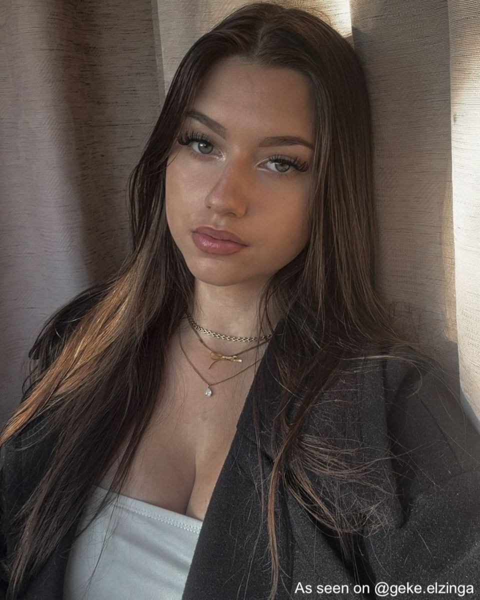 Influencer draagt gouden kettingen van Finaste
