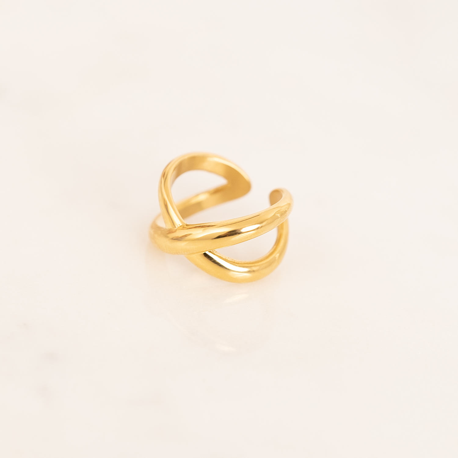 Gouden ring gekruist