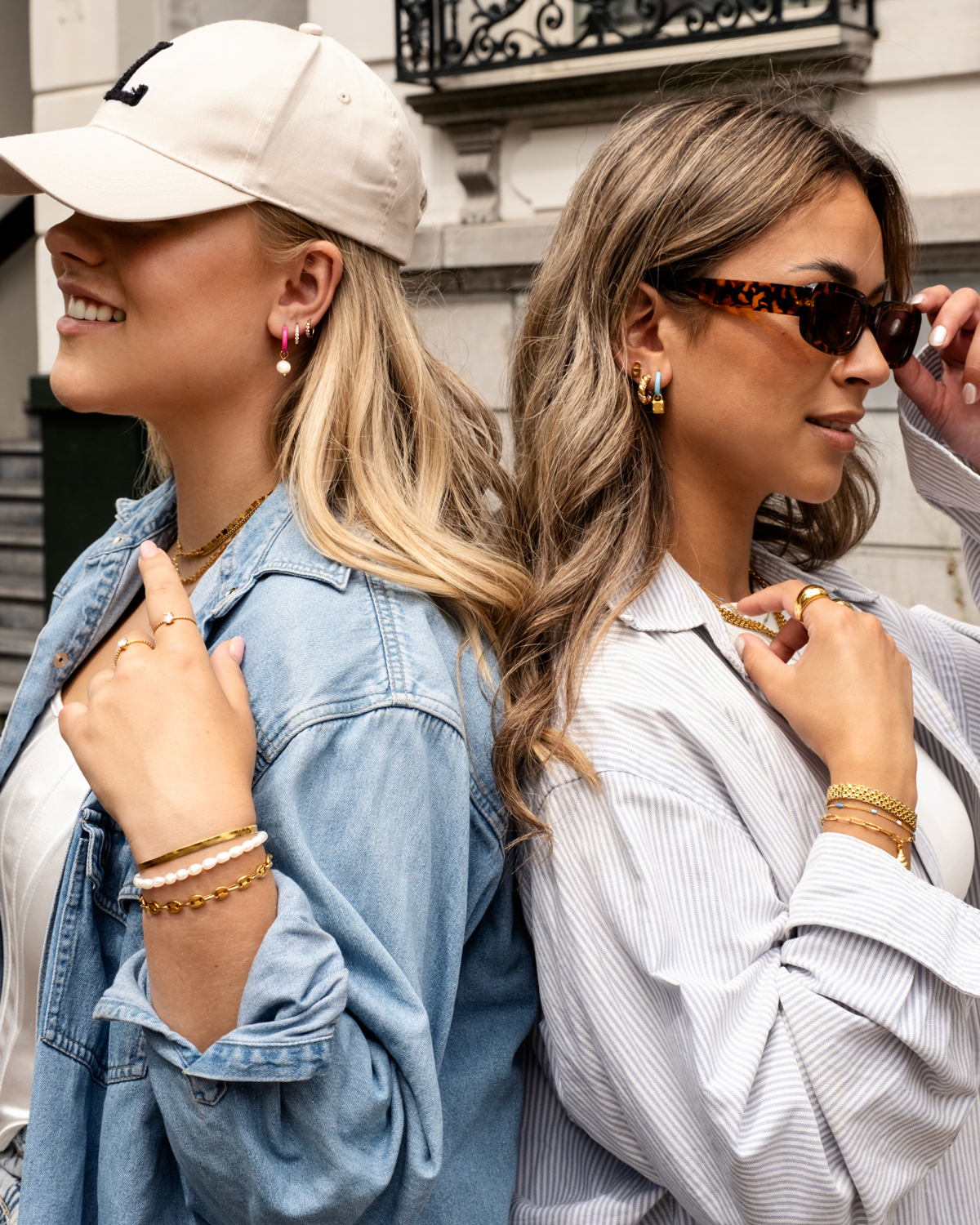 Modellen dragen gouden sieraden van finaste