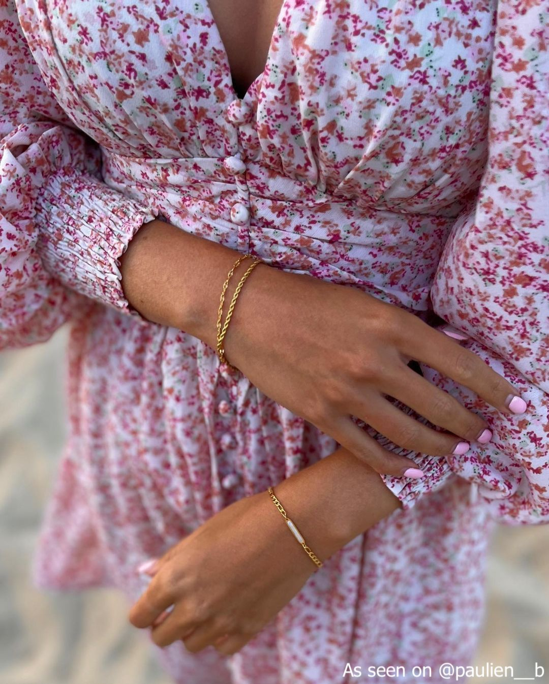 Influencer draagt gouden armbanden