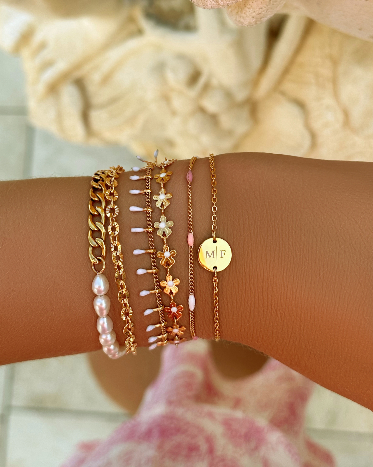 Gouden armparty om pols