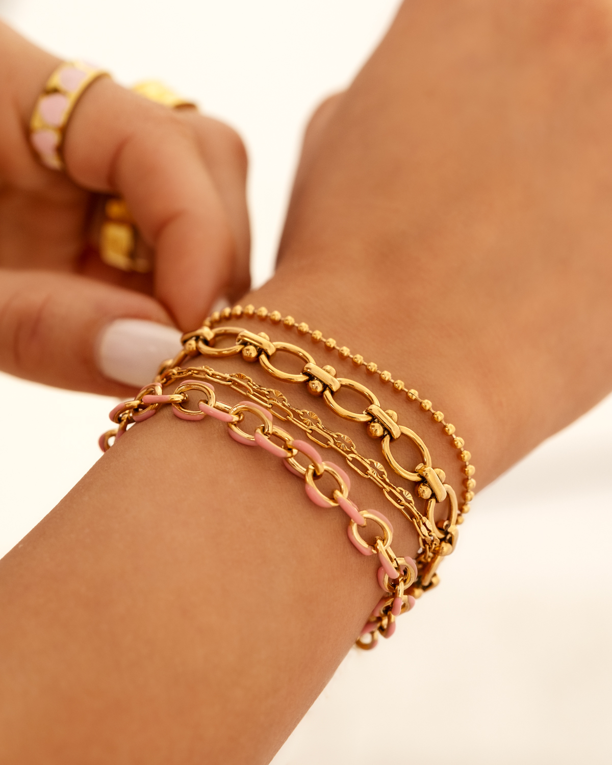 Pols met gouden armbanden