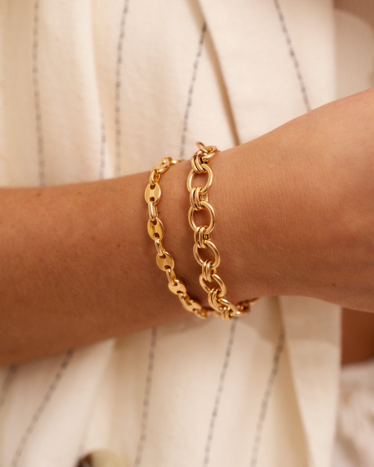 Armband met chunky chains om pols