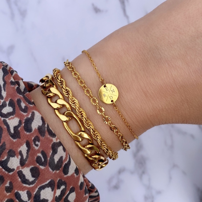 Mooie goud kleurige schakelarmbanden om pols