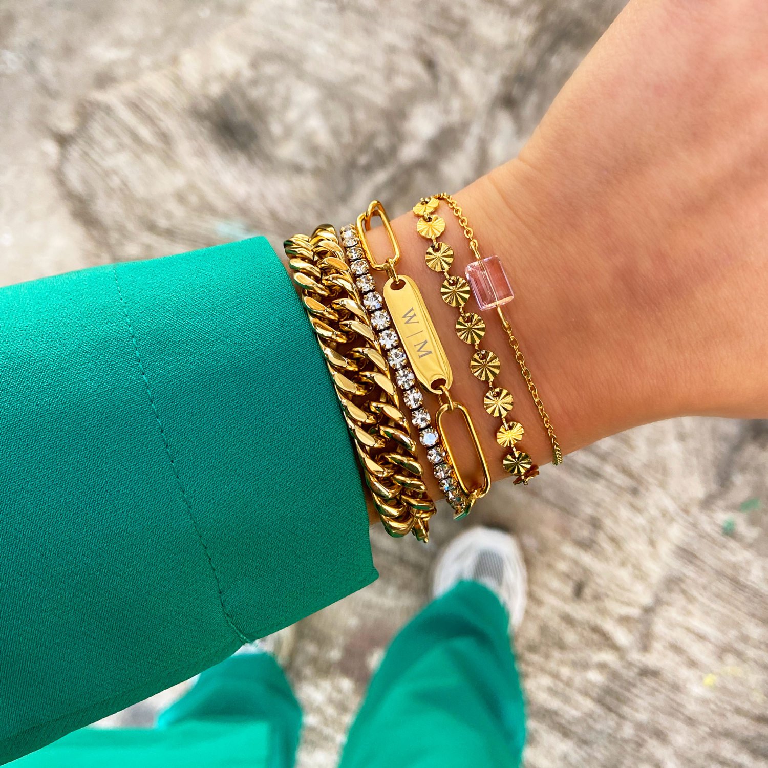 Mix van goudkleurige armbanden