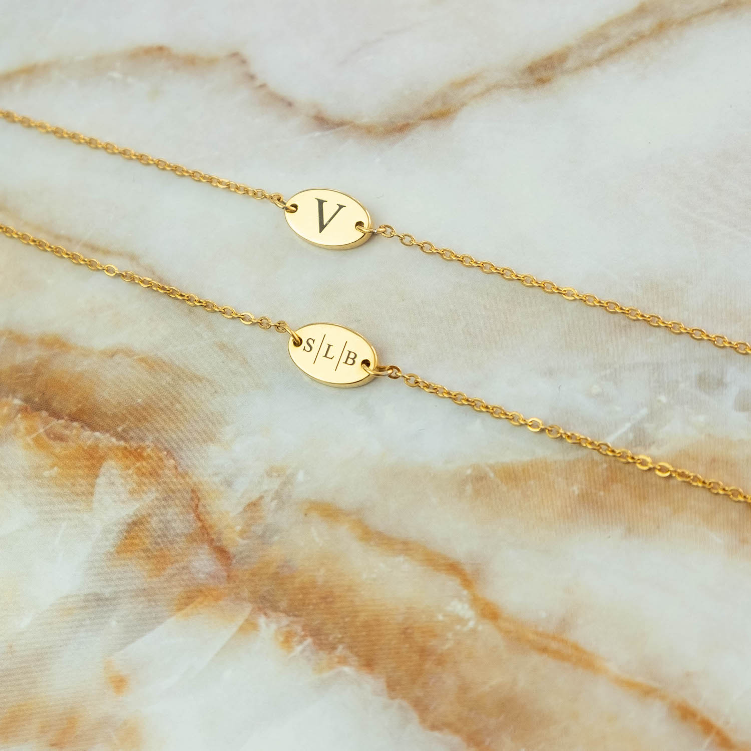 Gouden graveerbare armbandjes op plaatje