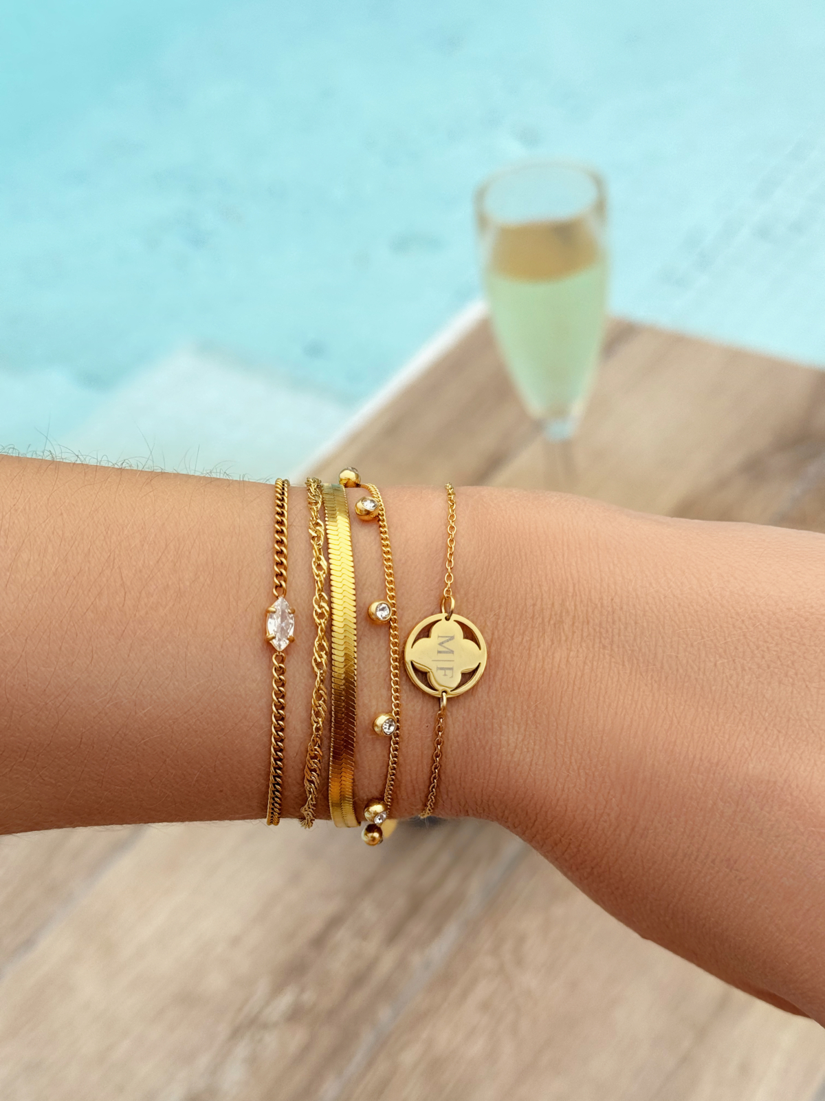 Gouden armbanden zomers