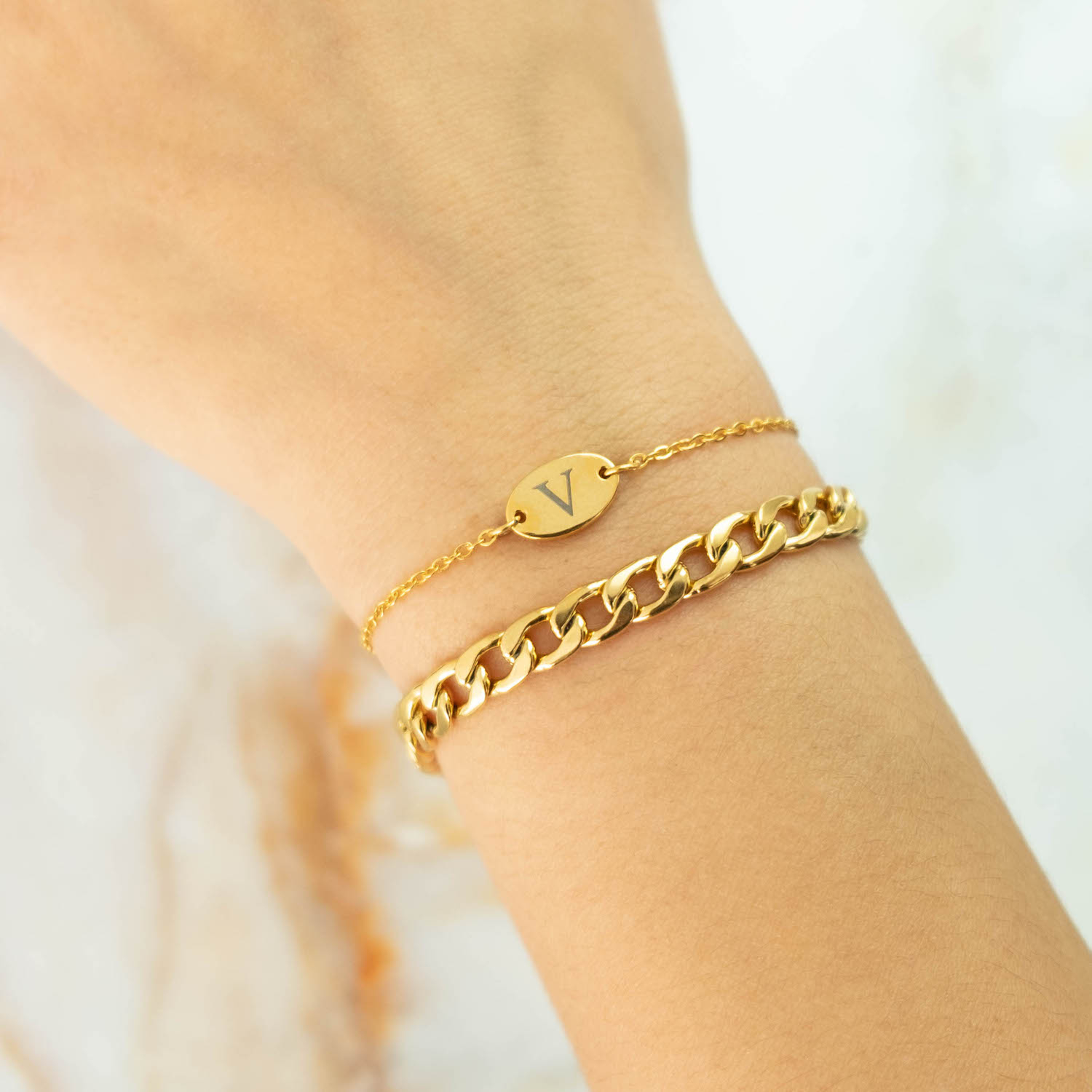 Gouden armbandjes in combinatie met schakelarmbandje