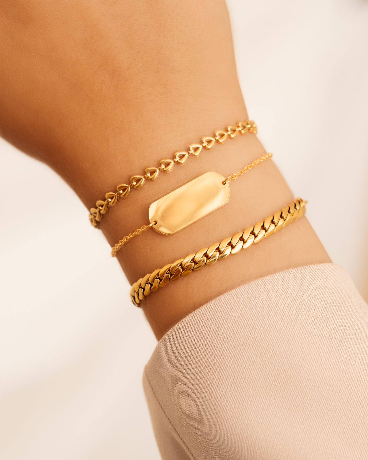 Mix van gouden schakelarmbanden
