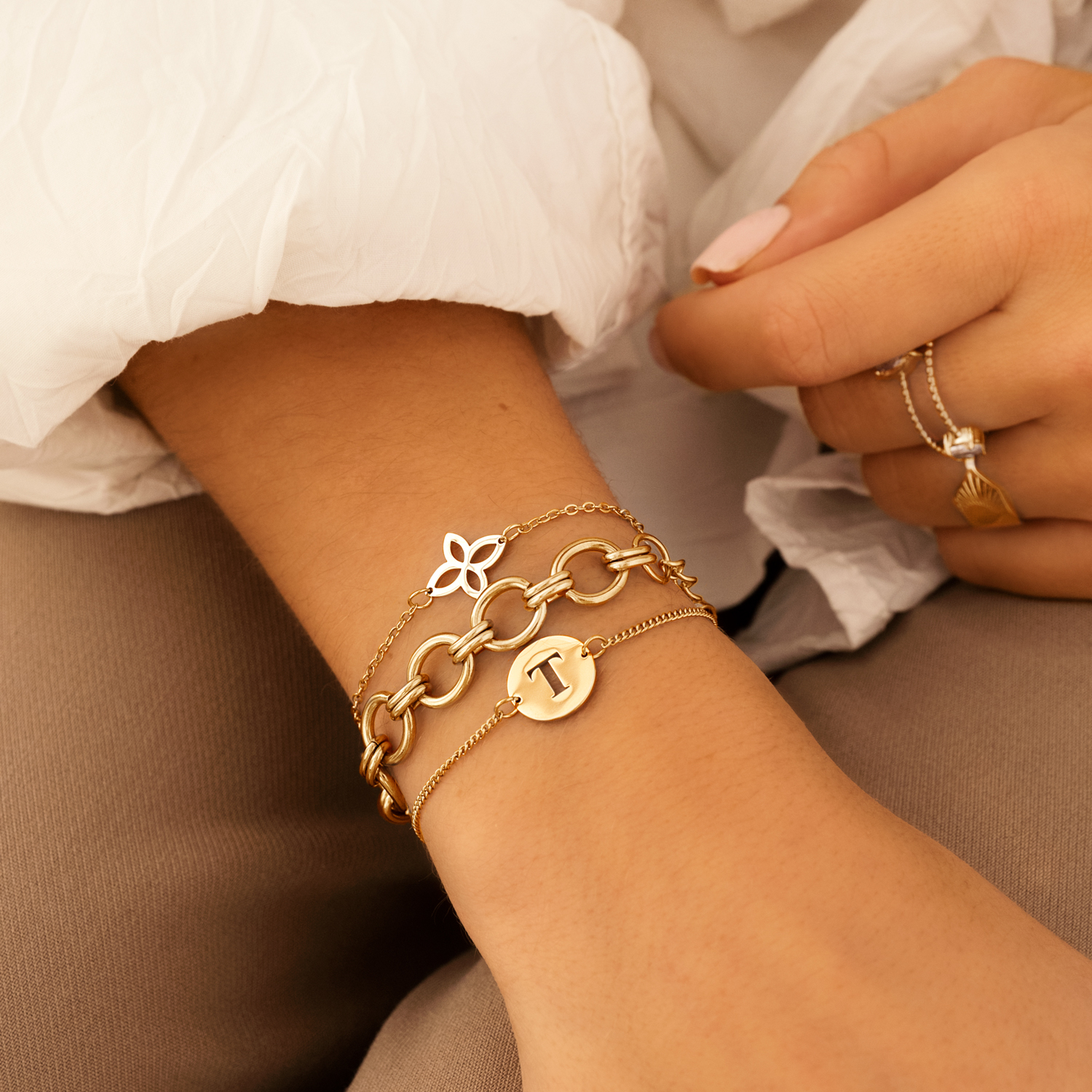 Gouden armparty bij model