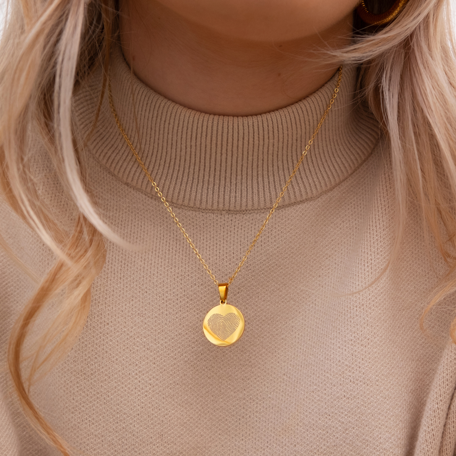 ketting met gravering in goud om nek model