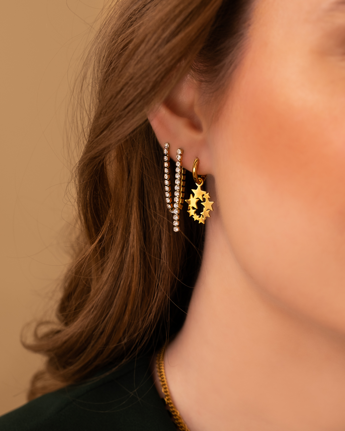 Gouden earparty bij model