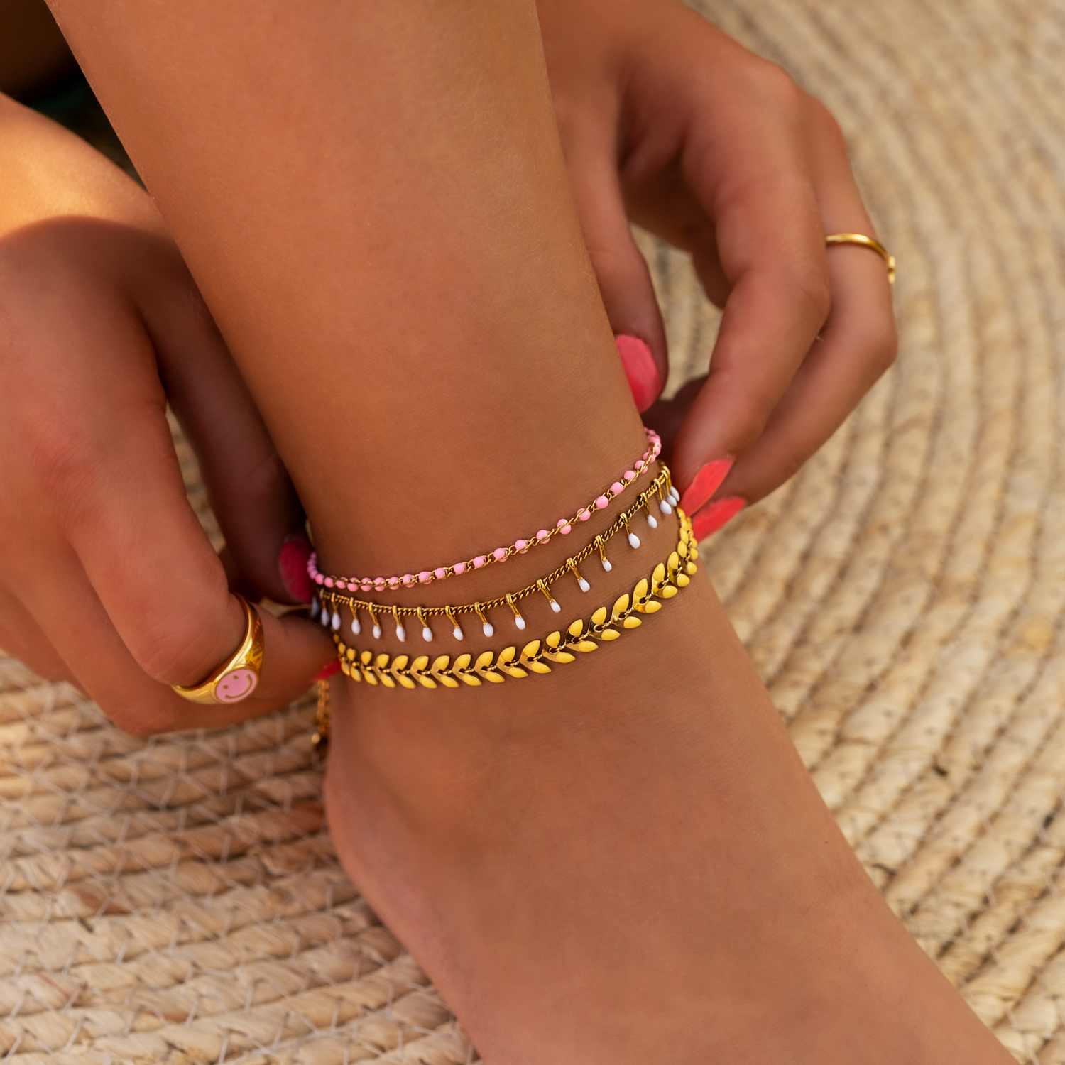 Model draagt mix van gouden sieraden