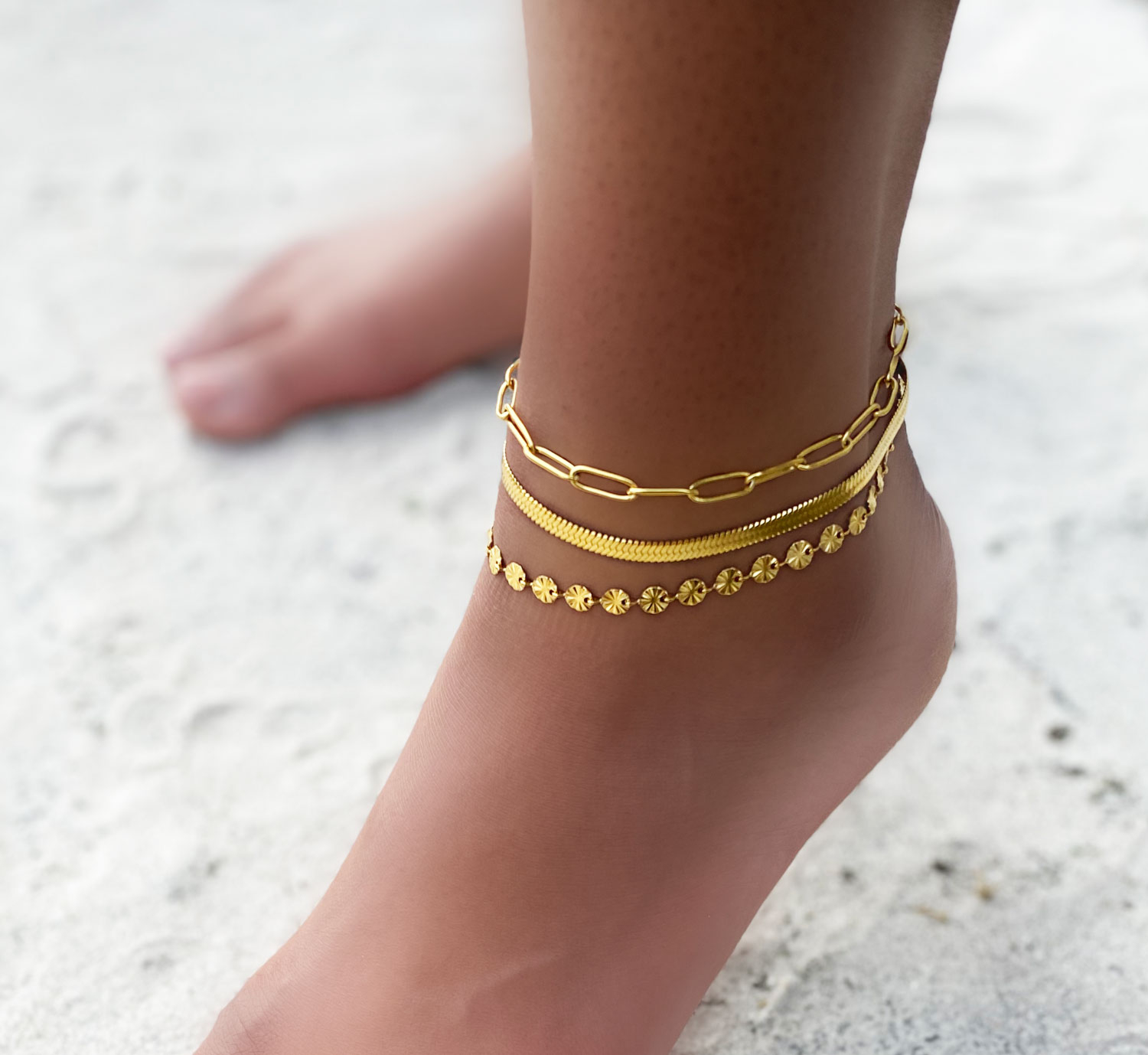 Mooi gouden enkelbandjes om enkel