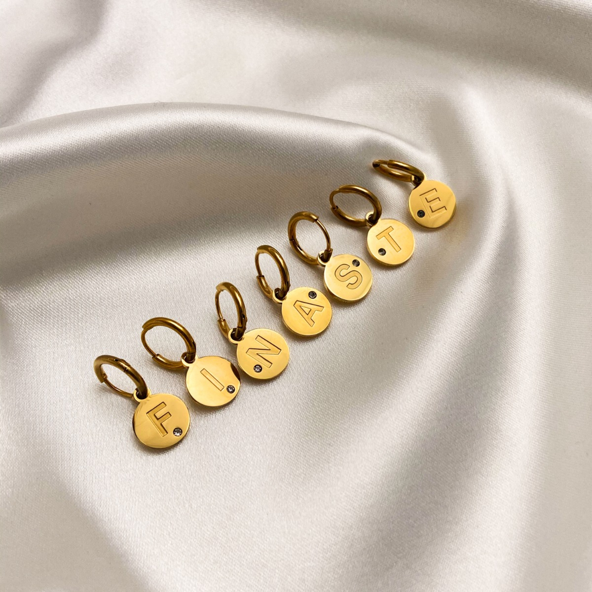 gouden oorbellen met initialen letter