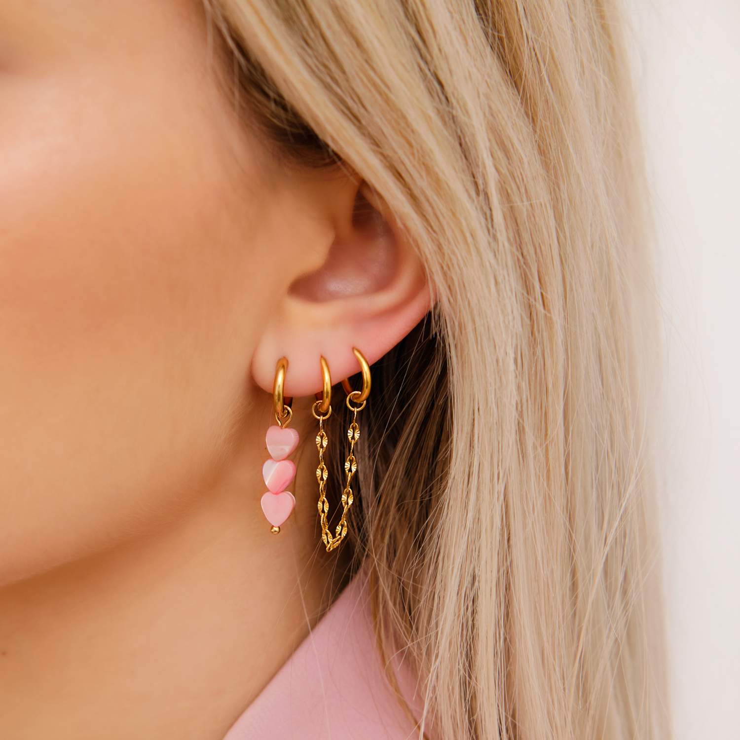 Chain oorbellen met roze hartjes oorbellen 