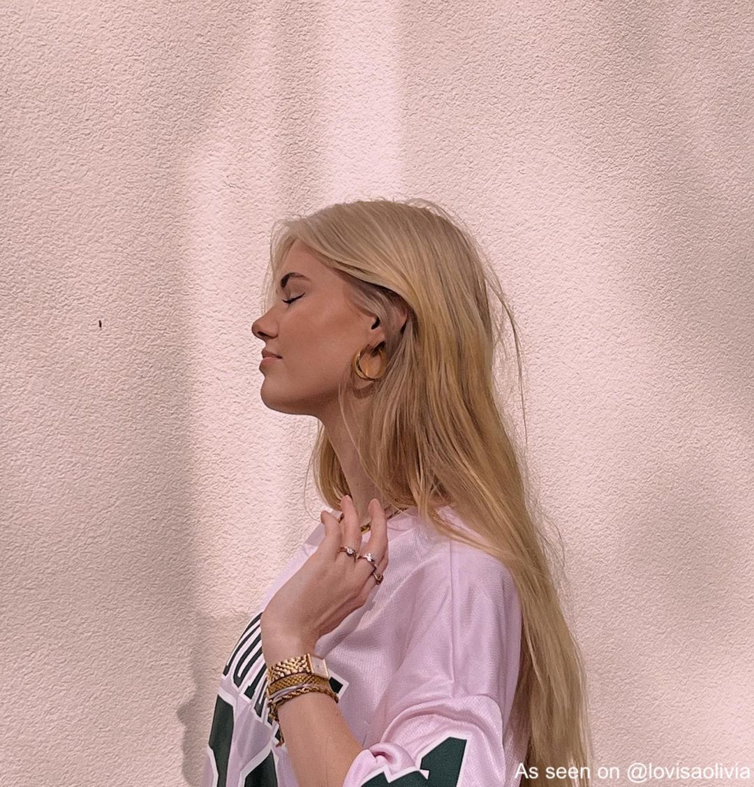 Influencer draagt gouden sieraden van finaste