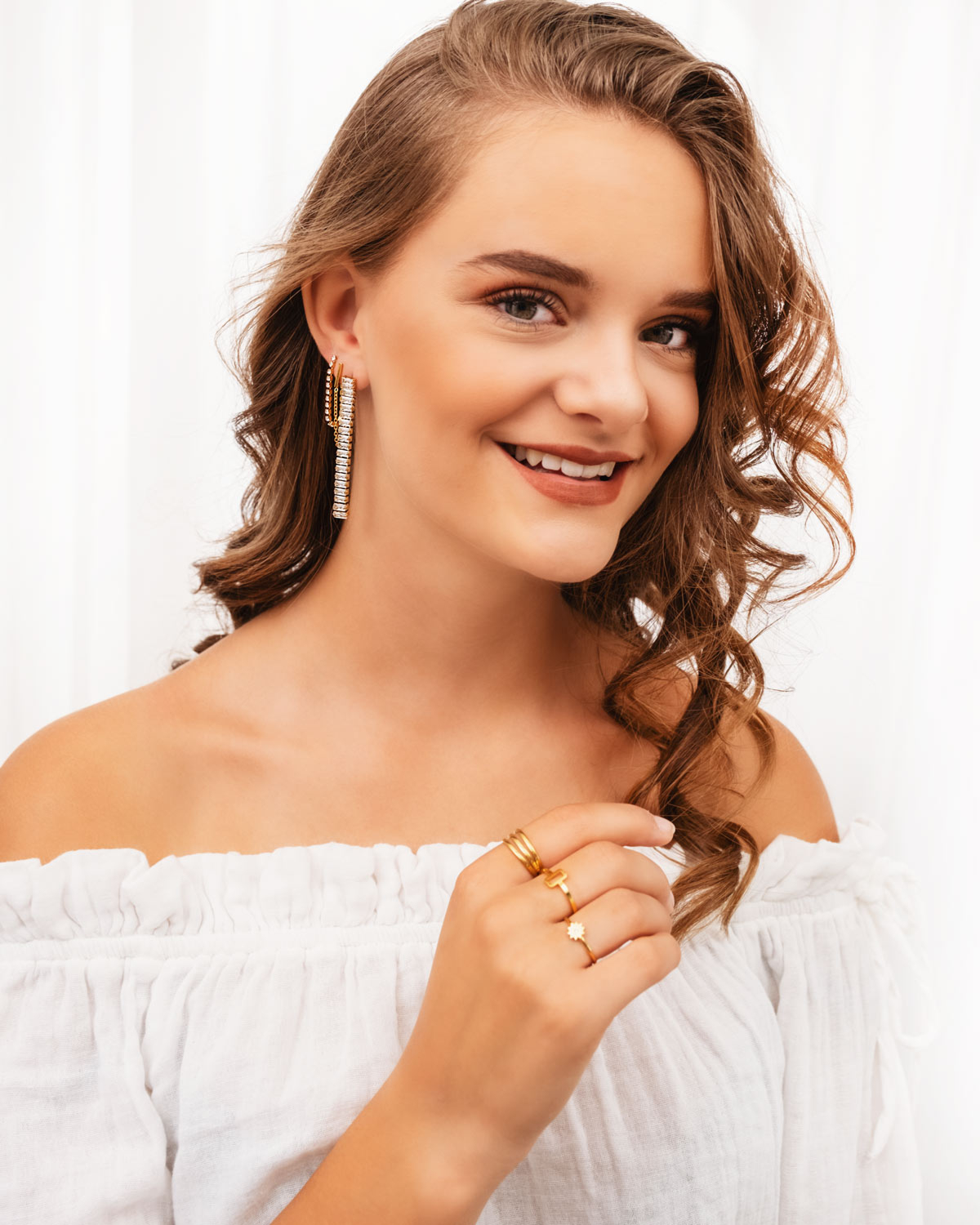Model draagt gouden ringenmix