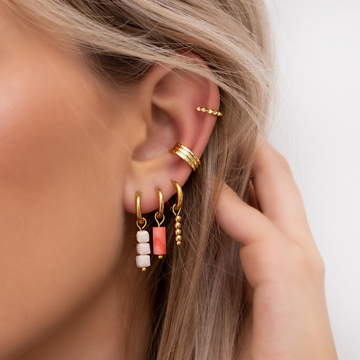 oorbellen look met gouden ear cuffs