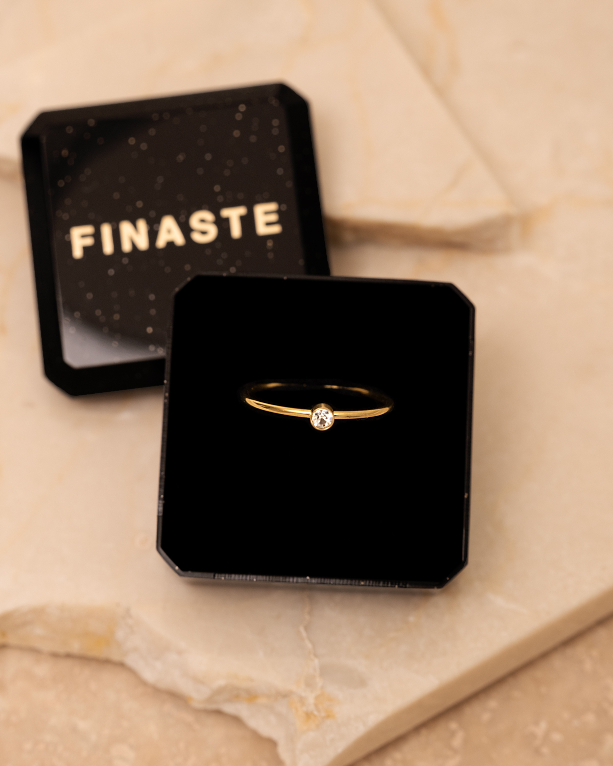Ring met steentje in sieradendoosje