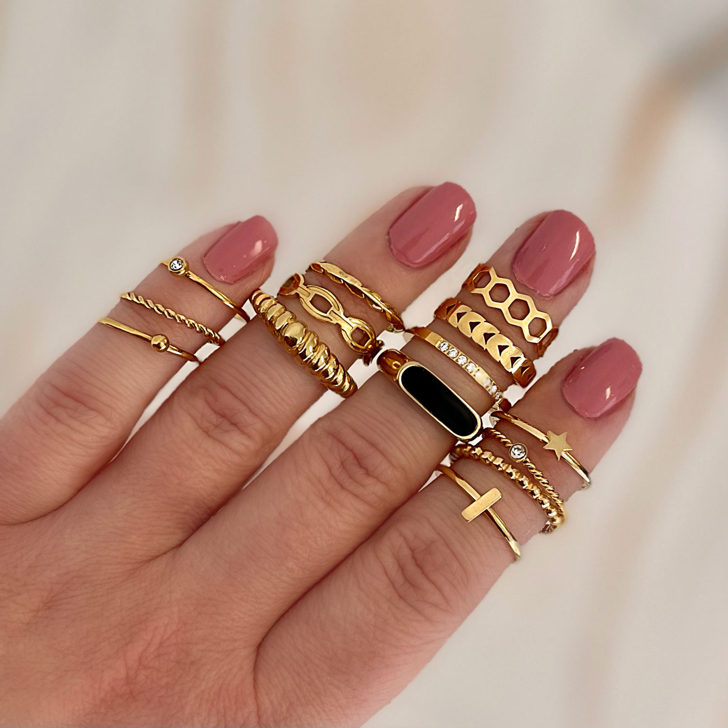 Trendy set van ringen in de hand voor een complete look