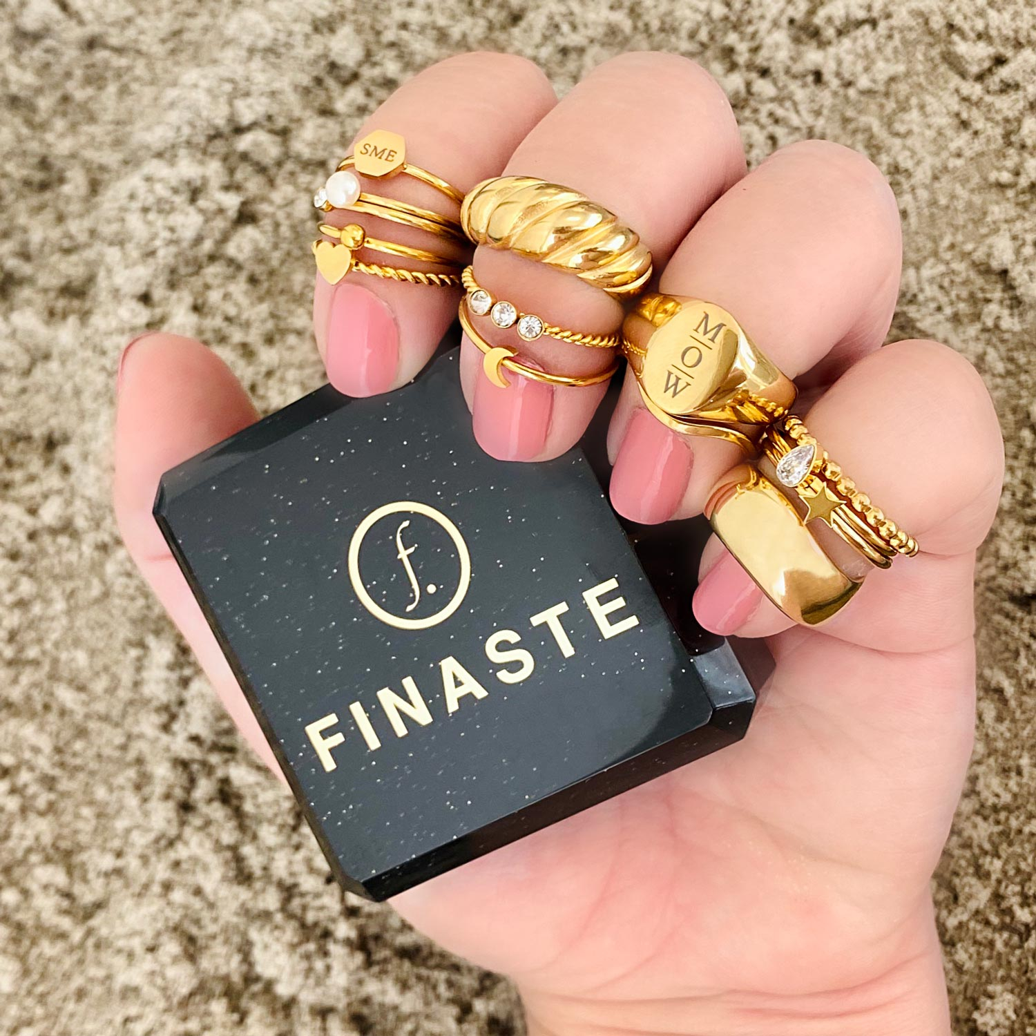 Trendy ringen in de hand met sieradendoosje