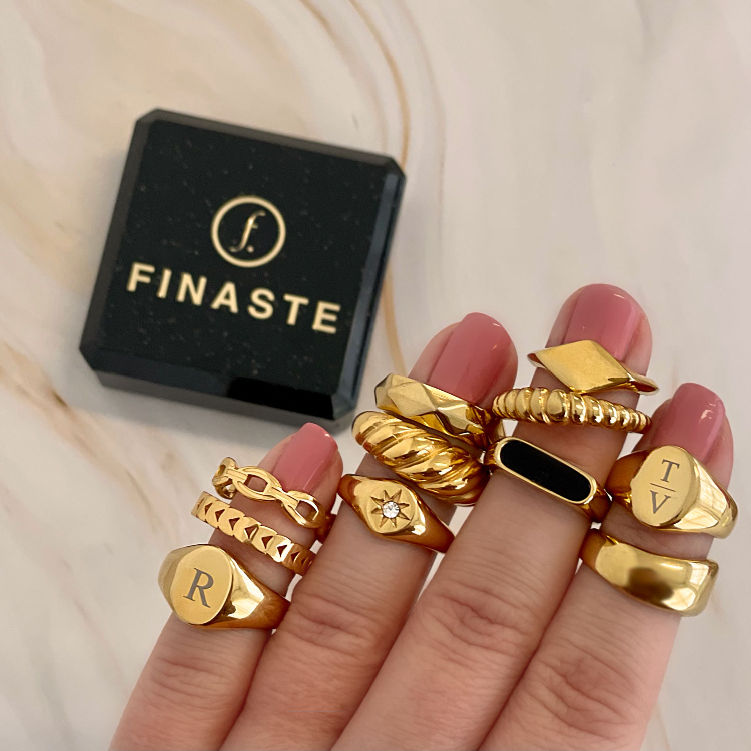 Mooie ringen om de hand met gravering erbij