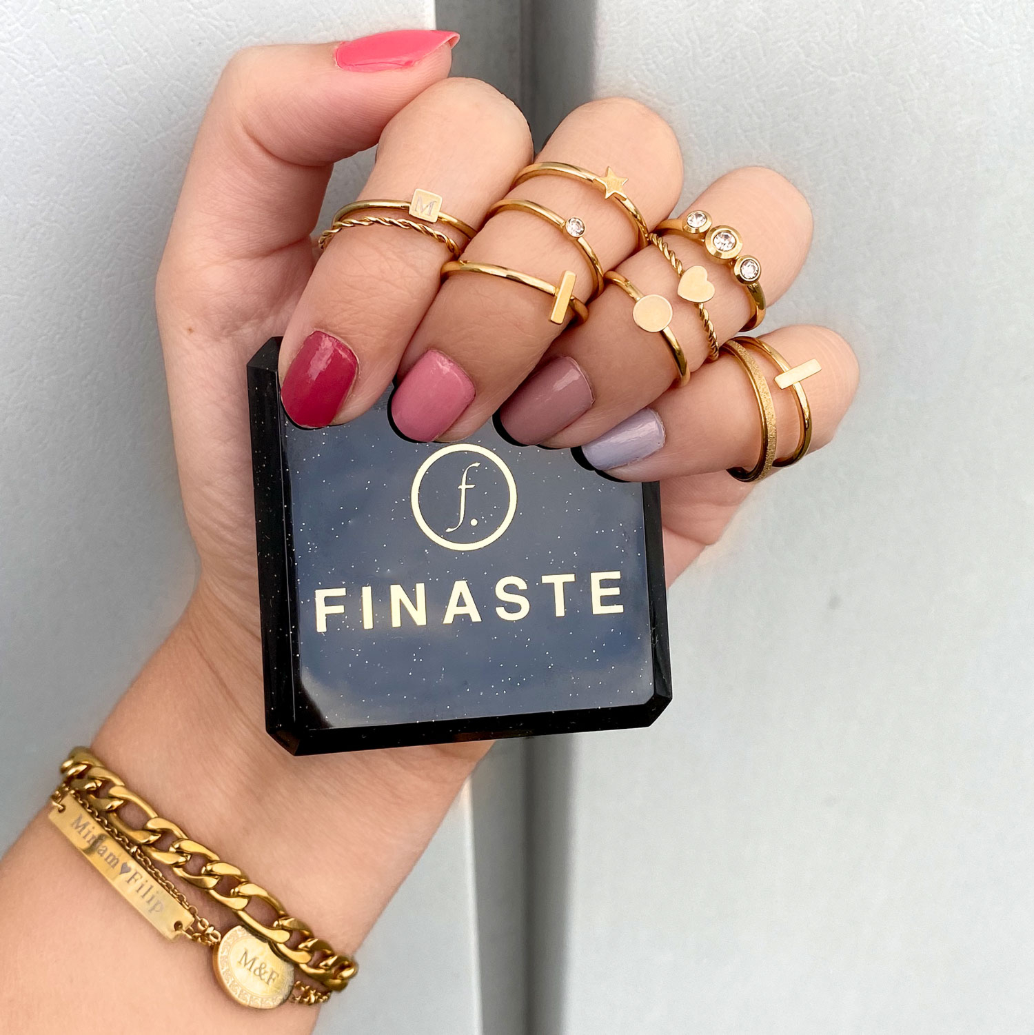 Leuke gouden ringen om de hand met een sieradendoosje