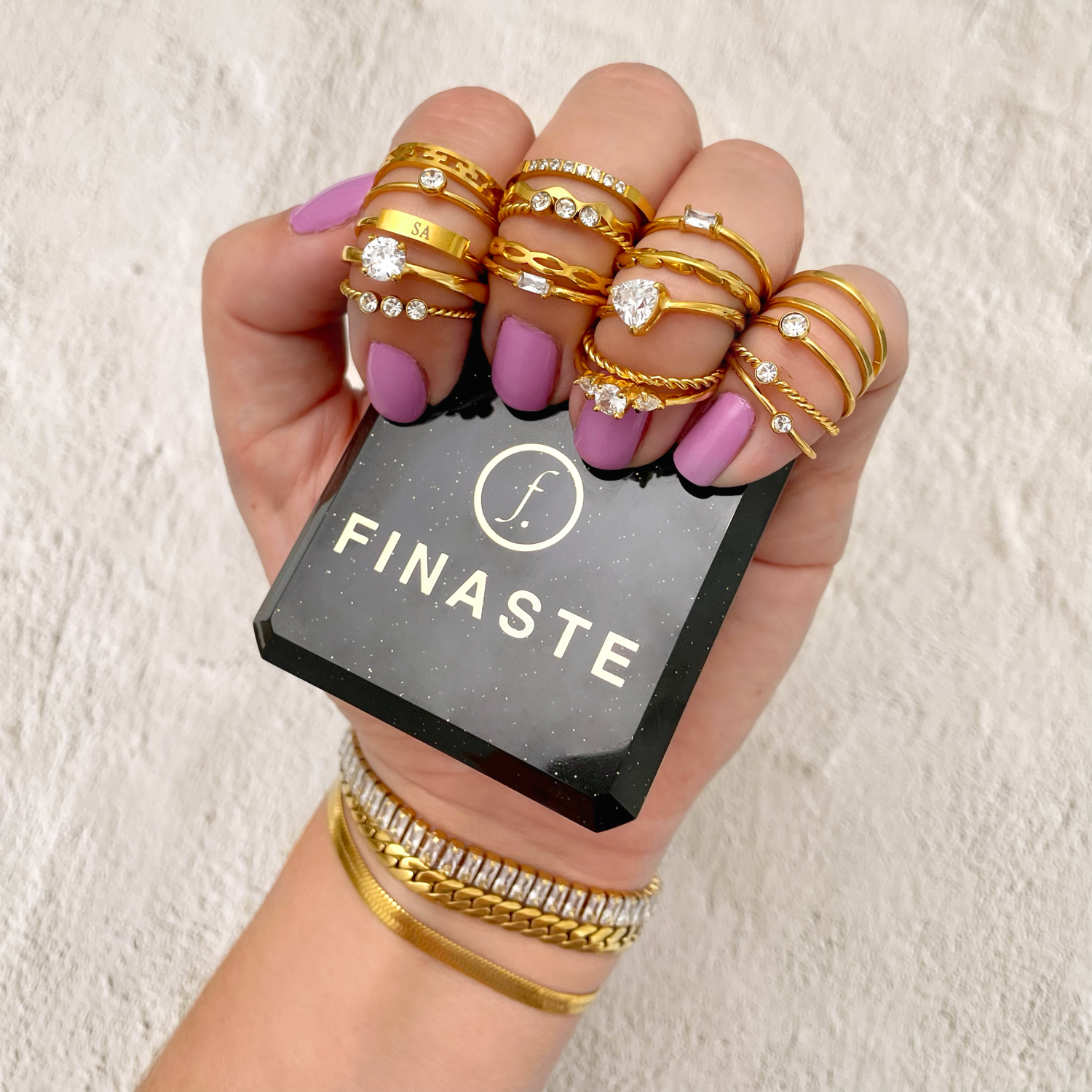ringen en armbanden om hand vrouw met finaste doosje
