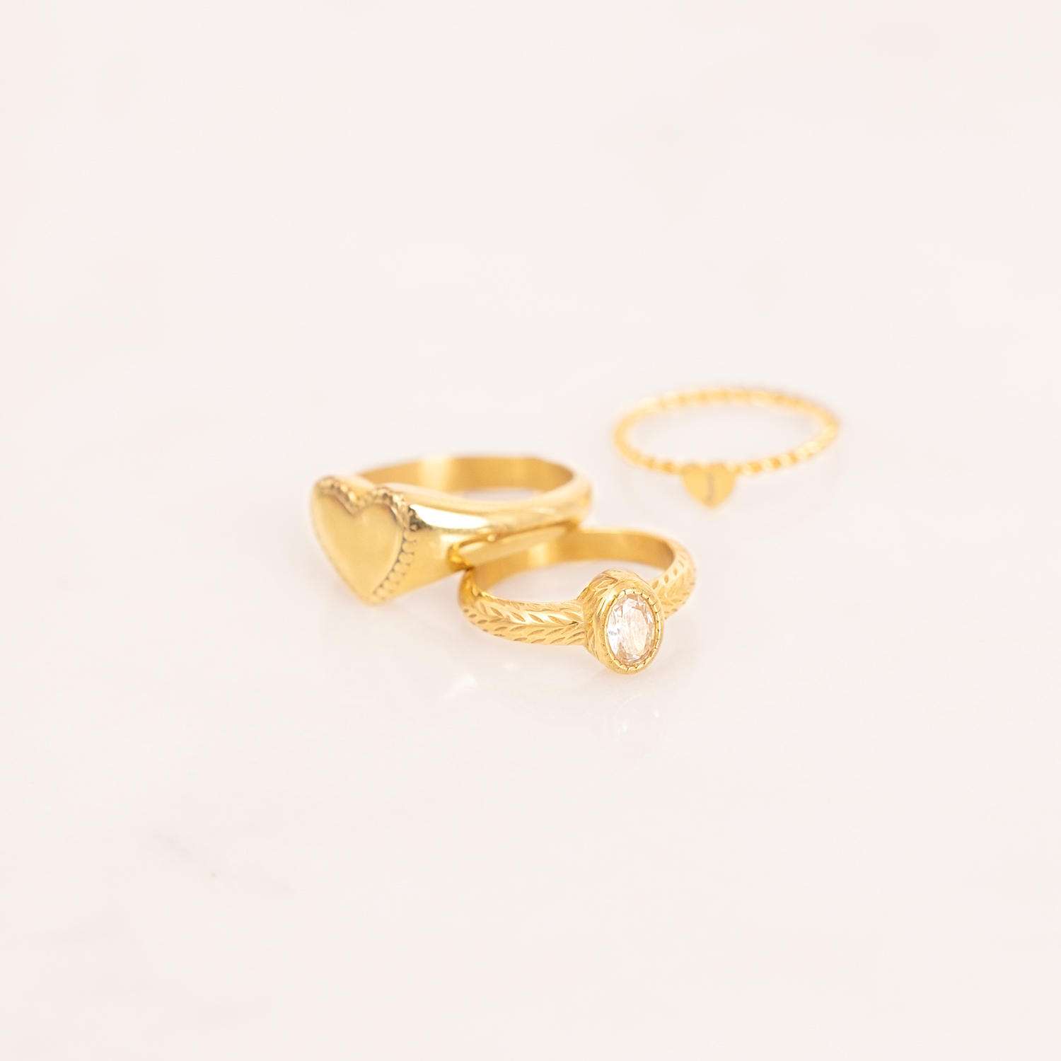 Mix van gouden ringen op ondergrond