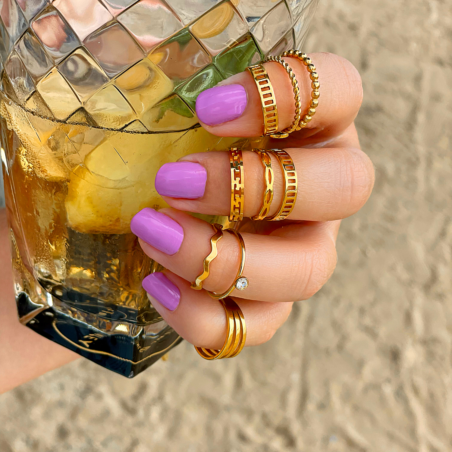 ring party goud kleurig om glas op strand 