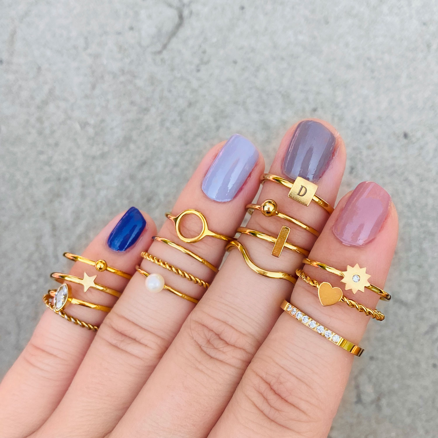 Ring met groot bolletje gecombineerd met andere ringen