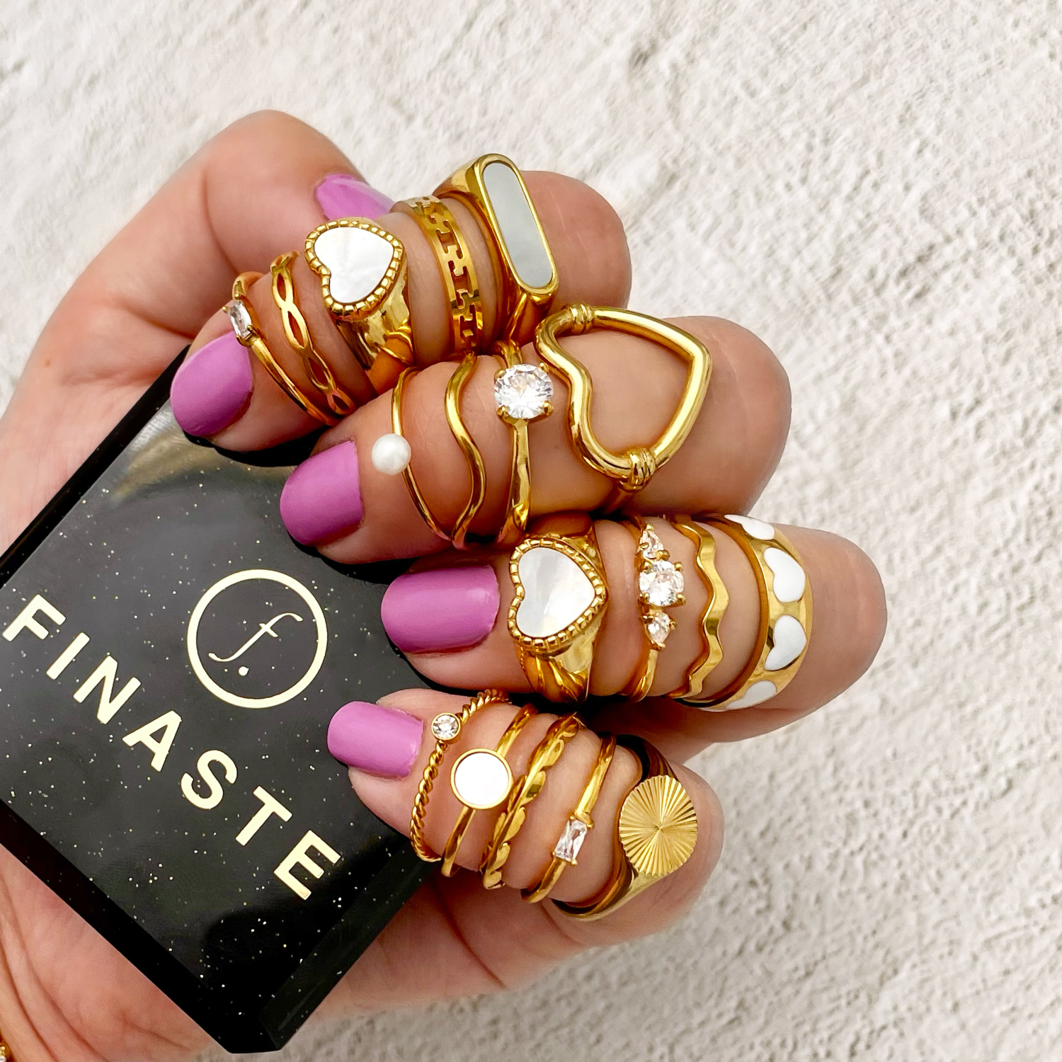 set van gouden ringen om vingers