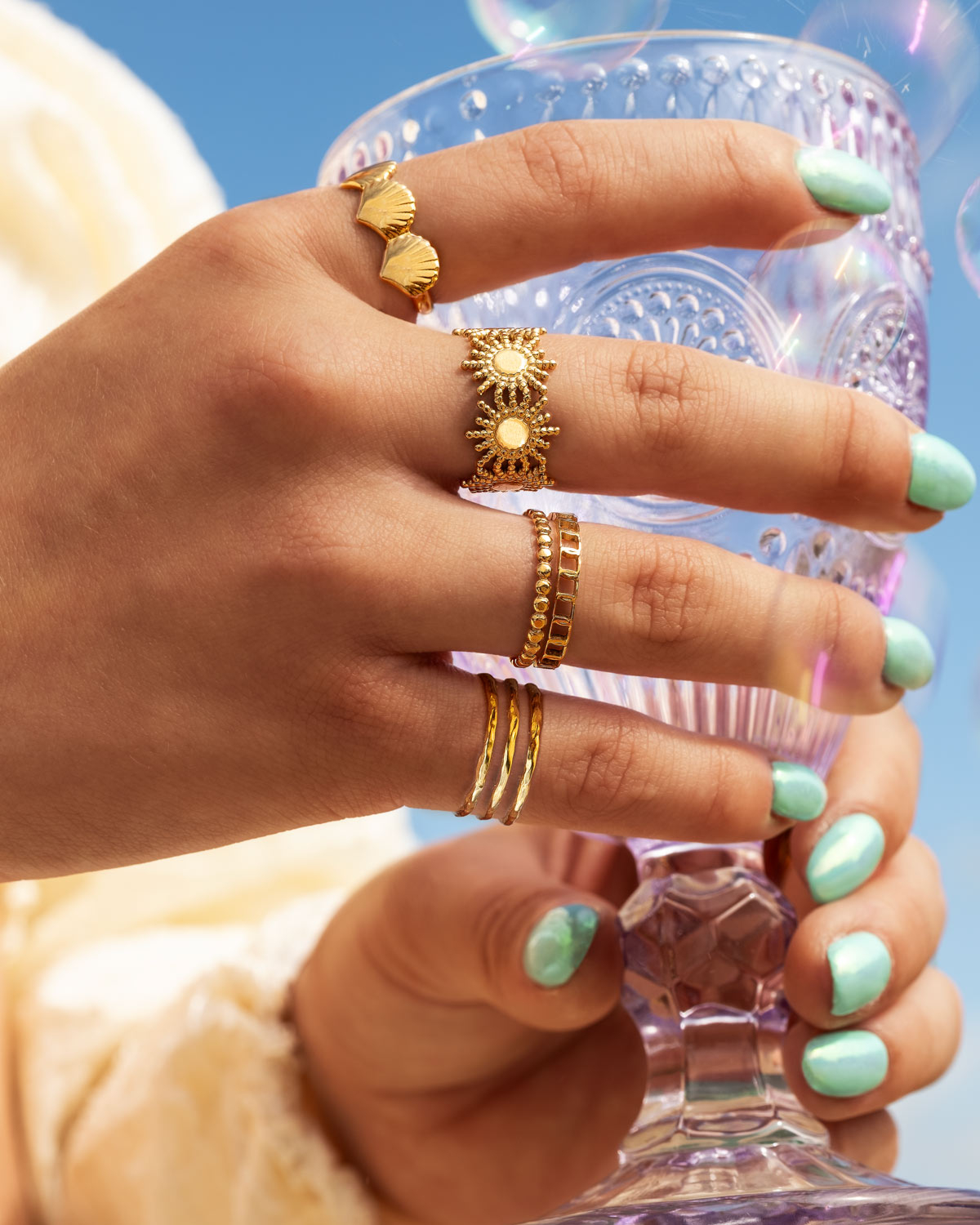 Goudkleurige ringen om vingers