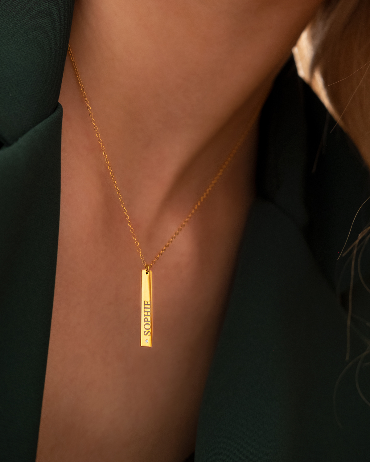 Model draagt ketting met naam