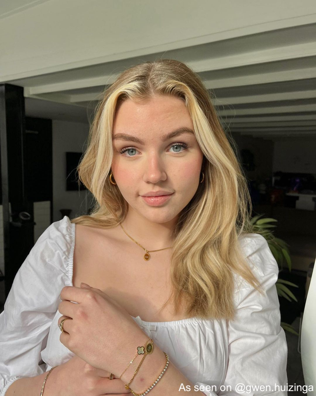 Influencer draagt tennis sieraden