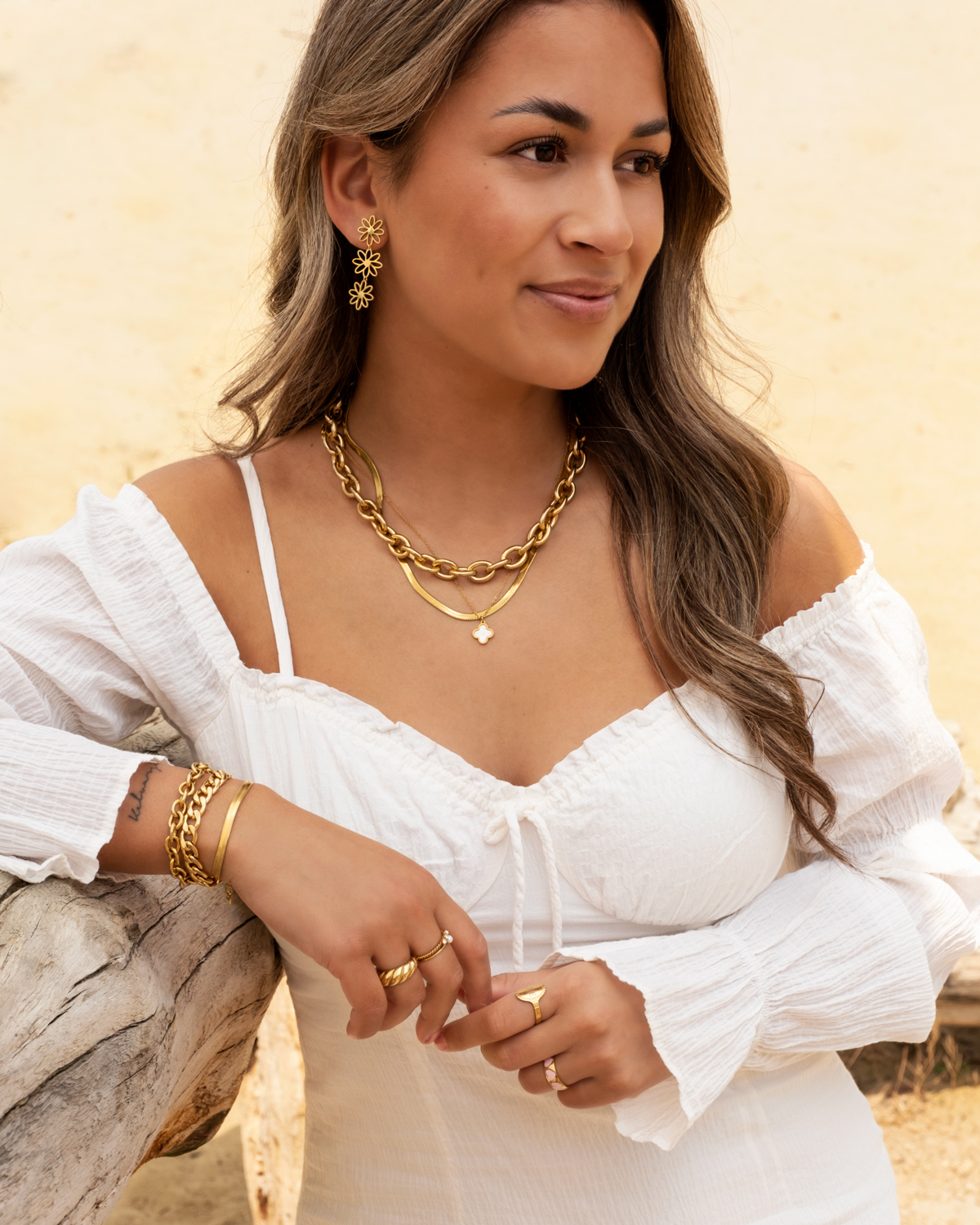 Gouden sieraden look bij model