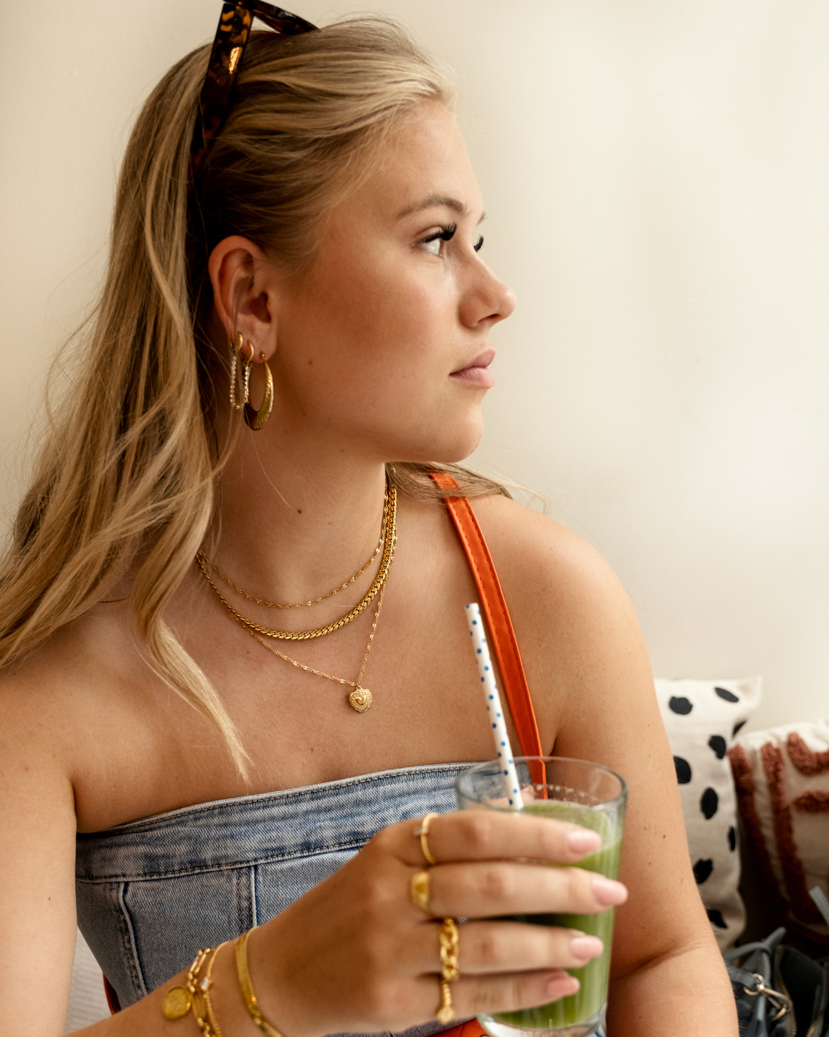 Gouden sieradenlook bij model