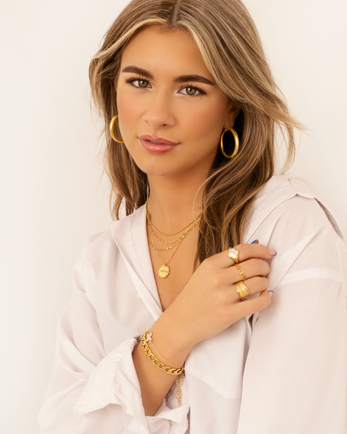 Gouden sieraden look bij  modelmodel