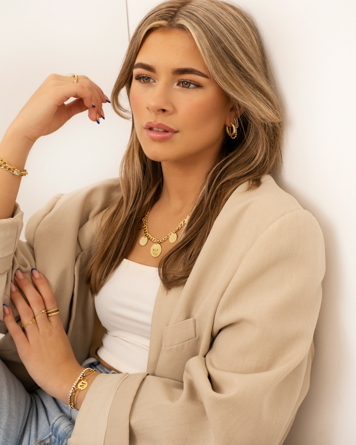 Gouden sieraden look