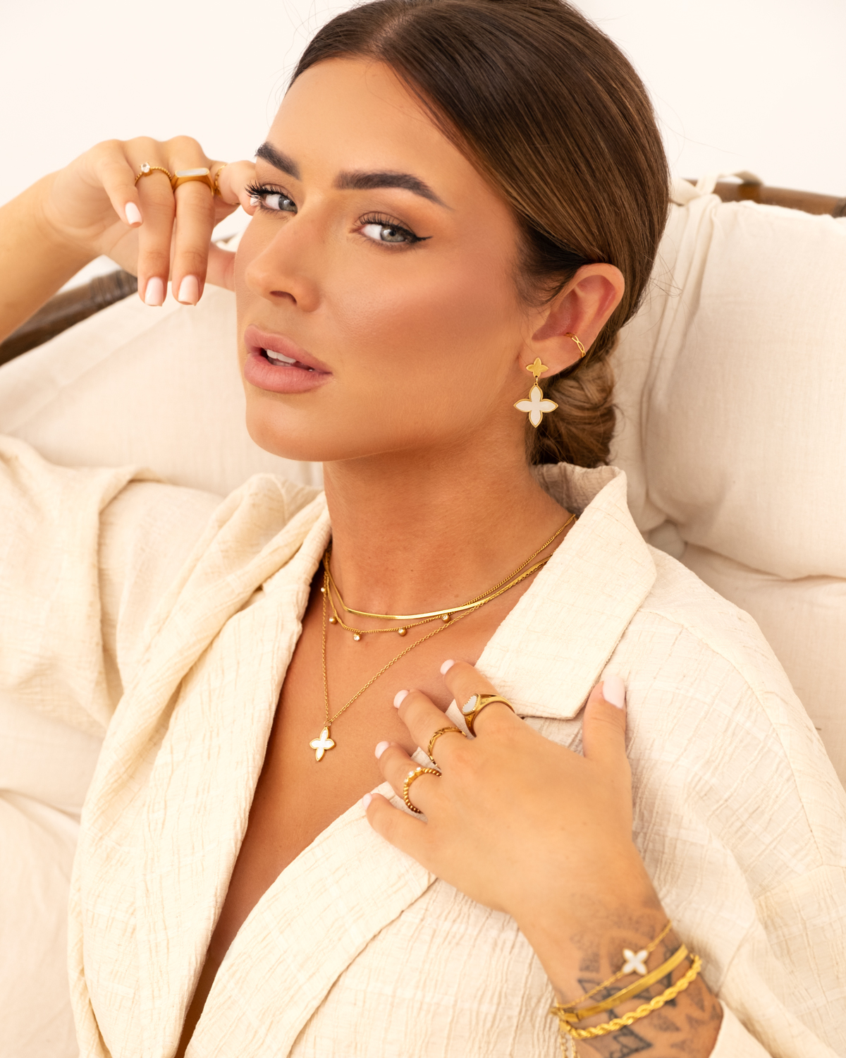 Goudkleurige sieraden bij model