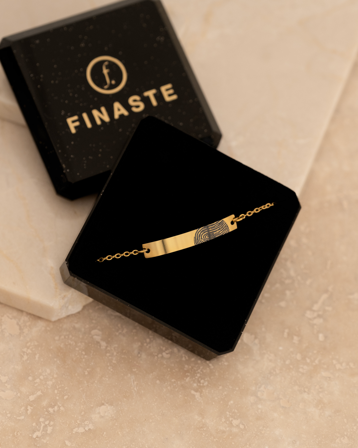 Gouden bar armband met vingerafdruk