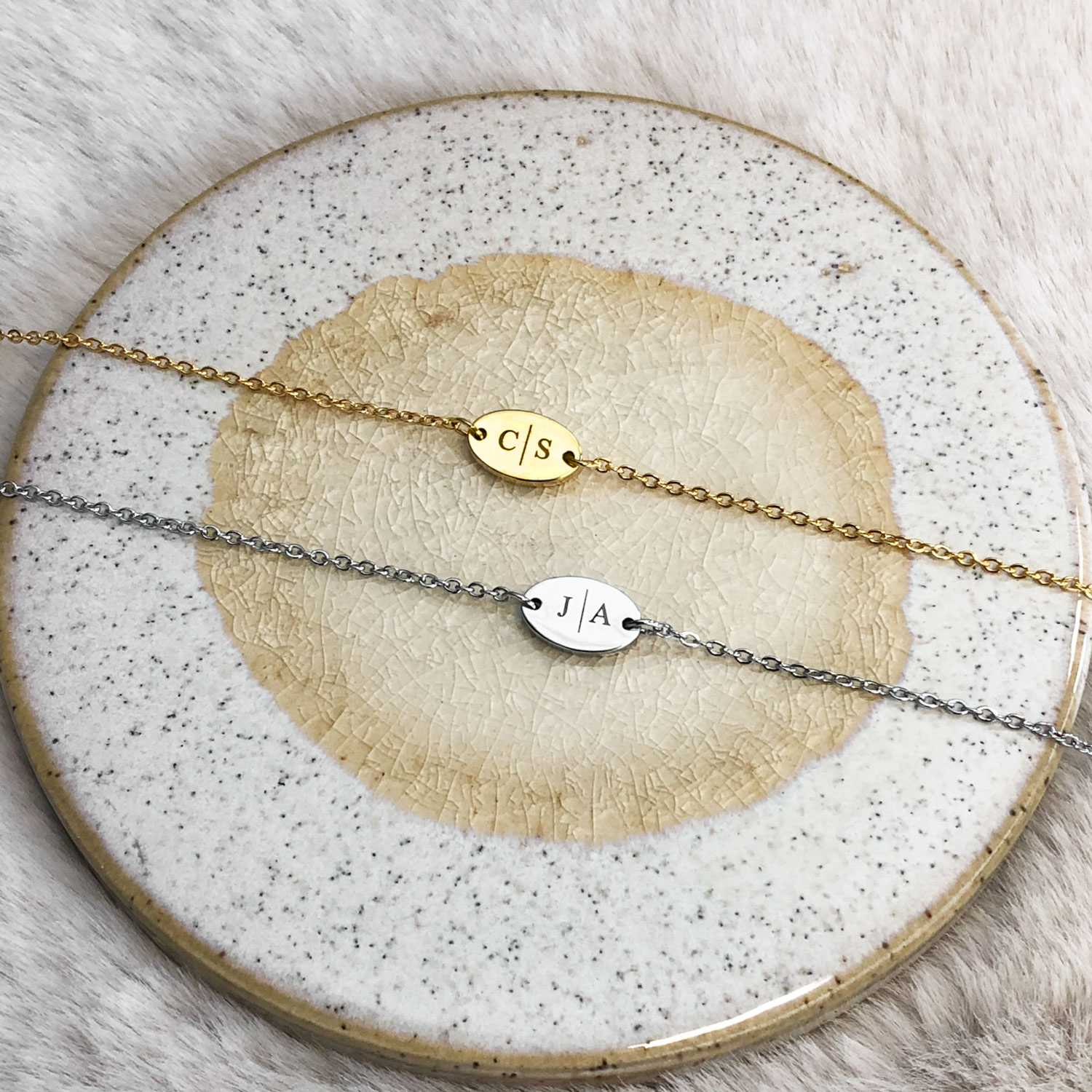 Zilveren en gouden initialen armband op een plaatje