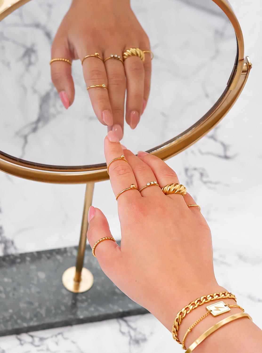 Trendy mix van ringen in de hand voor een complete look