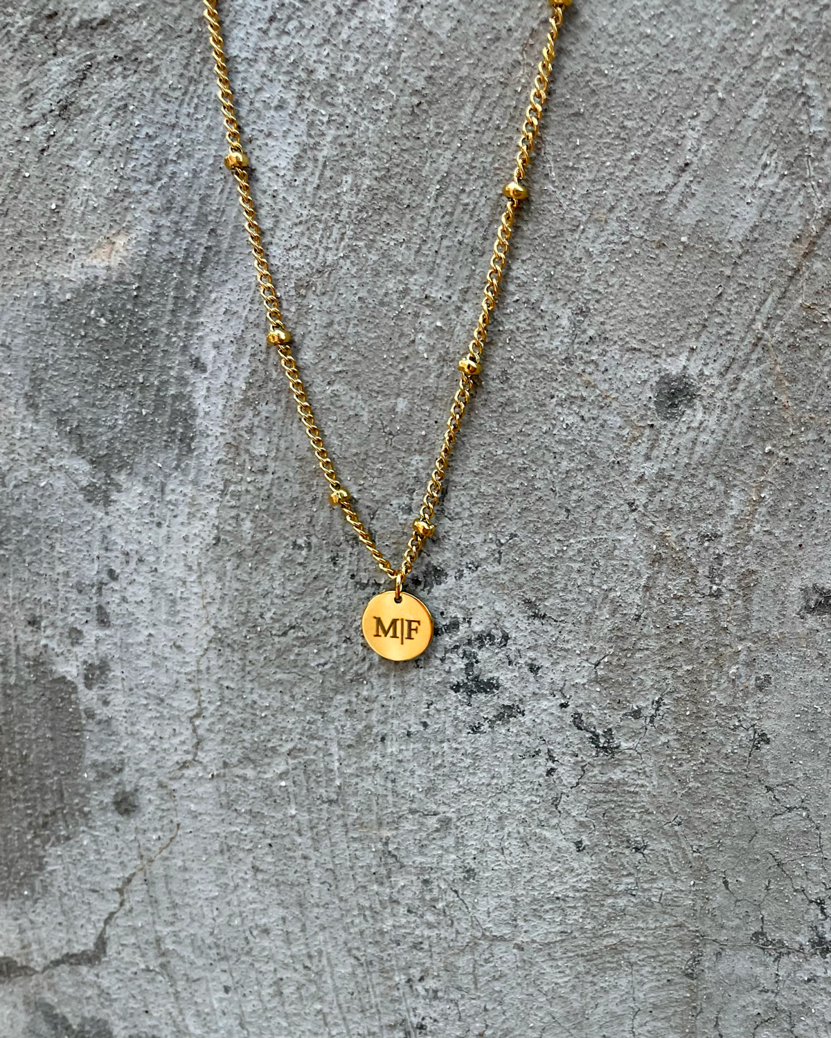 gouden ketting met bolletjes en gravering