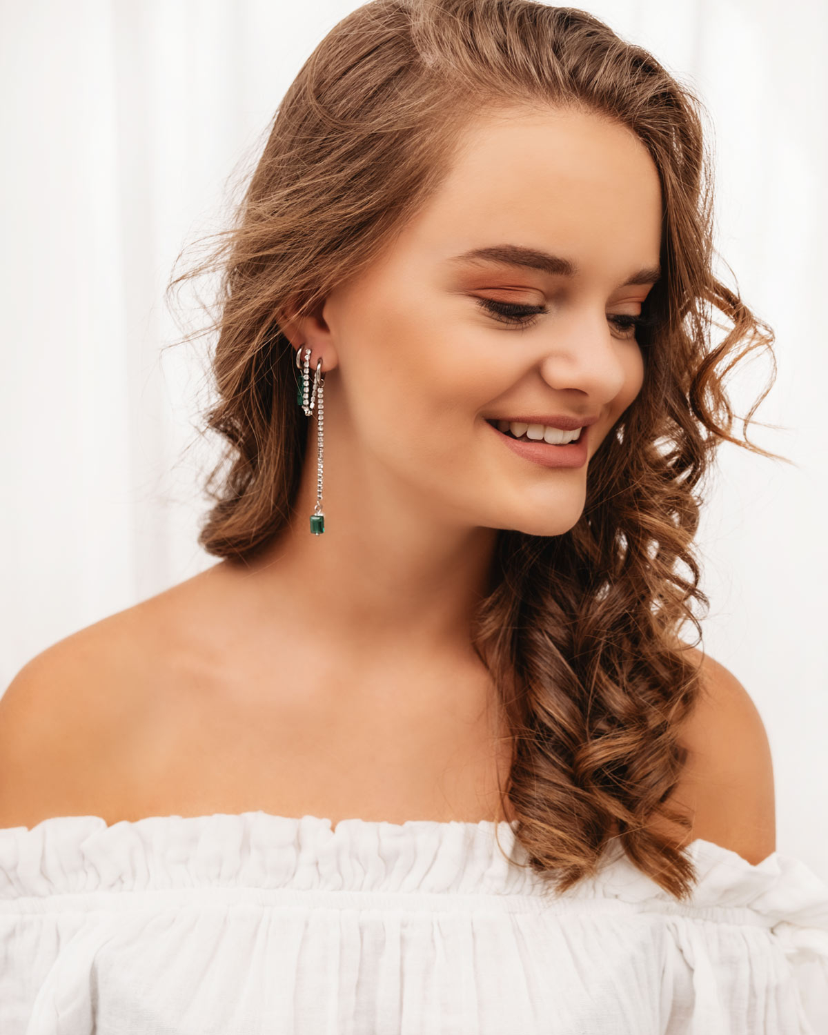 Model draagt zilveren sieradenmix