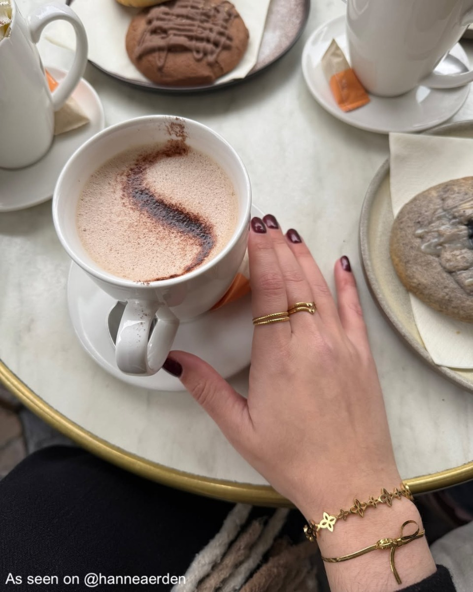 Influencer draagt gouden sieraden